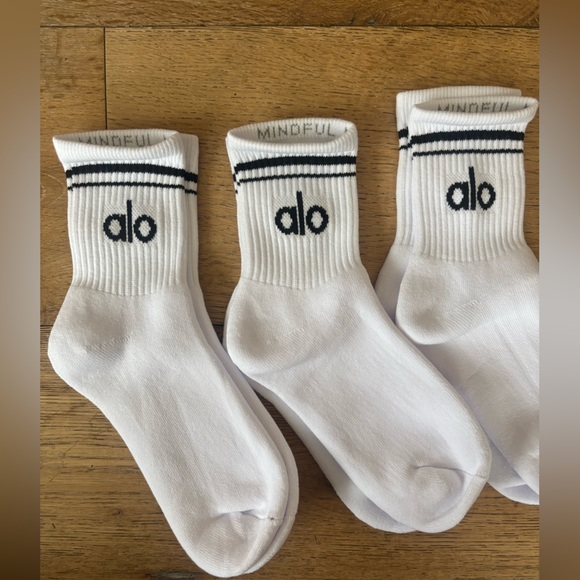 Alo yoga unisex throwback half crew white socks mindful movement brand new - Picture 4 of 4